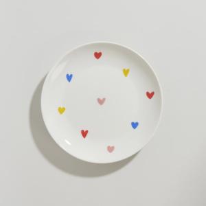 Plato de postre de porcelana blanca con corazones