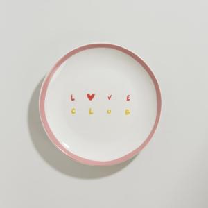 Plato de postre de porcelana blanca, rosa y amarilla