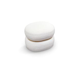 Puf ovalado en tejido efecto lana blanco y aro de madera