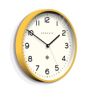 Reloj de pared moderno con esfera gráfica en amarillo mate