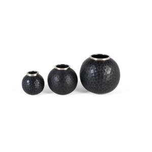 Set de tres jarrones fabricados en metal gris oscuro