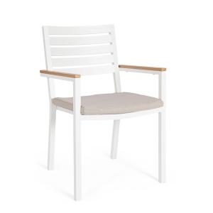 Silla de aluminio con reposabrazos efecto madera blanca.