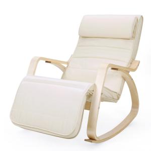 Silla mecedora con apoyabrazos y reposapiés de color beige…