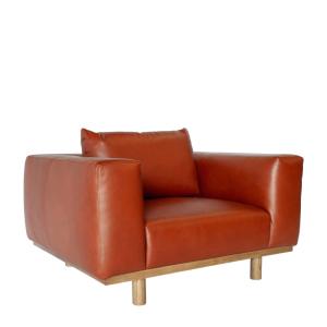 Sillón de cuero color cognac y roble