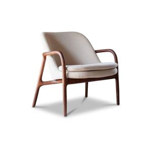 Sillón de fresno macizo y tejido bouclé crudo