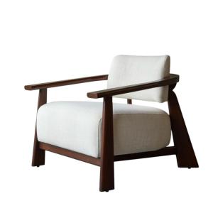 Sillón de madera maciza de mindi y tela color crudo