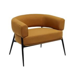 Sillón de tela con respaldo curvo y patas de metal, mostaza