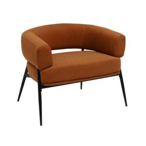 Sillón de tela con respaldo curvo y patas de metal, terraco…