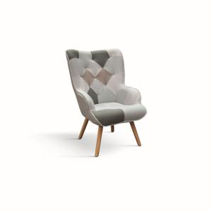 Sillón de tela multicolor y patas de madera