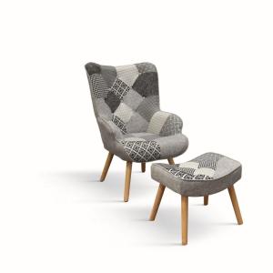 Sillón de tela patchwork gris y patas de madera, con reposa…