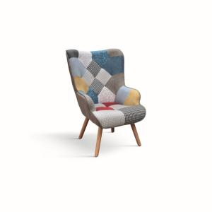 Sillón de tela patchwork multicolor con patas de madera