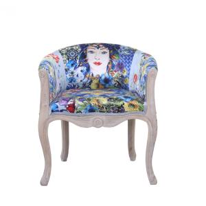 Sillón de terciopelo estampado en tonos azules