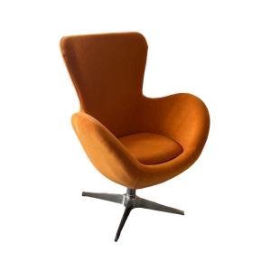 Sillón de terciopelo naranja con diseño moderno