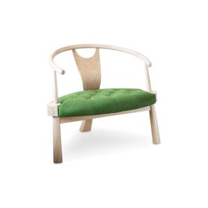 Sillón escandinavo de madera clara beige