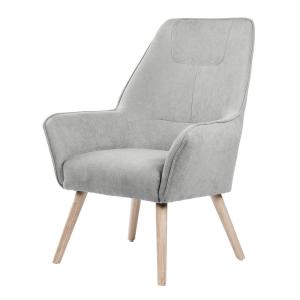 Sillón tapizado gris claro con respaldo alto y patas roble