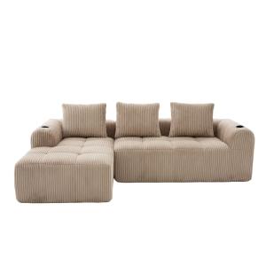 Sofá modular en pana beige con reposabrazos y cojines