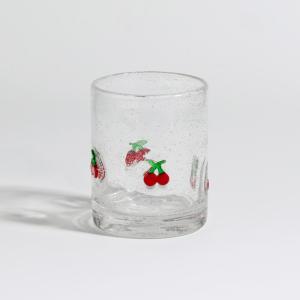 Vaso de vidrio transparente con cerezas
