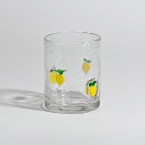 Vaso de vidrio transparente con limones