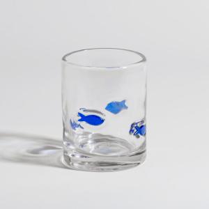 Vaso de vidrio transparente con peces azules