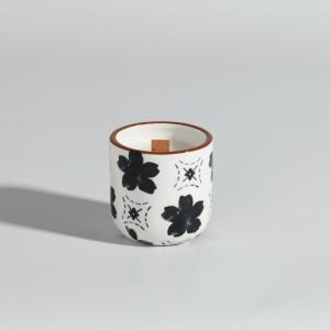 Vela perfumada con aroma a té negro y vainilla en recipient…