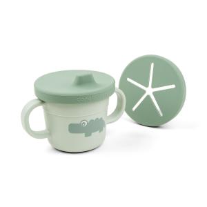 Taza de aprendizaje y aperitivos croco